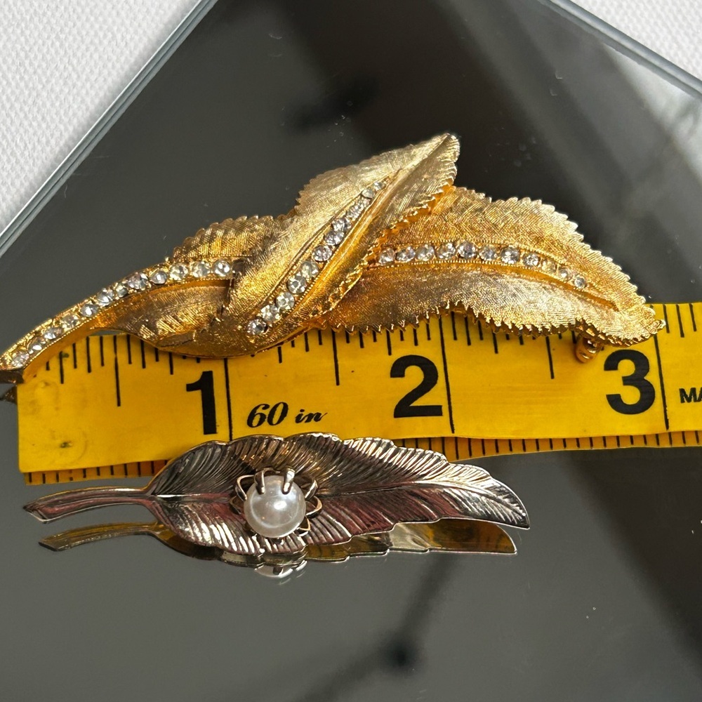 Set of Two Vintage Gold Tone Faux Pearl Feather Leaf Brooch Pin Rhinestone - Picture 5 of 6